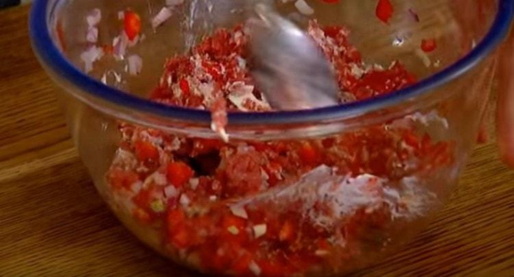 Campurkan daging cincang dengan baik.