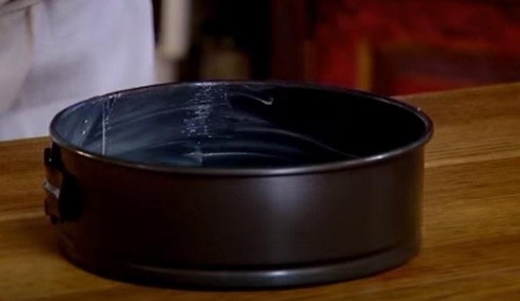 Lubricate the baking baking dish dengan mentega.