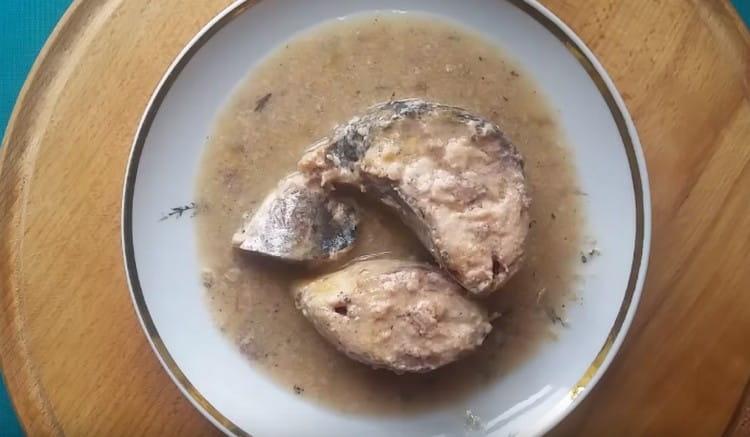 Abra una lata de pescado enlatado.