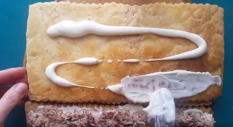 Engrasa el segundo pastel con mayonesa.