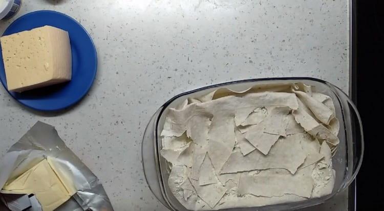 Poslední vrstvu náplně přikryjeme kousky pita chleba, které si musíte jen roztrhat rukama.