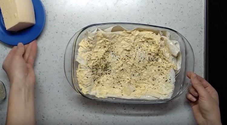 Koláč zakryjeme náplní, posypeme bylinkami.