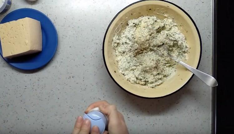 Naplňte náplň a přidejte koření.