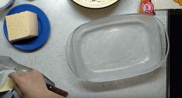 Namažte tepelně odolnou formu olejem.