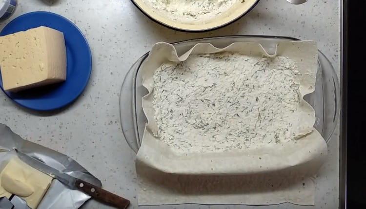 Rozložili jsme na pitu vrstvu náplně tvarohu.