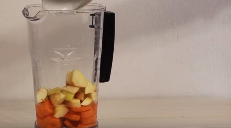 Adăugați feliile de mere.