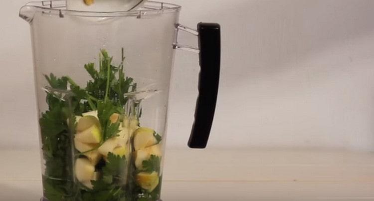 Adăugați mere feliate.