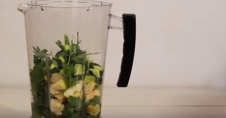 Se adaugă felii de castraveți.