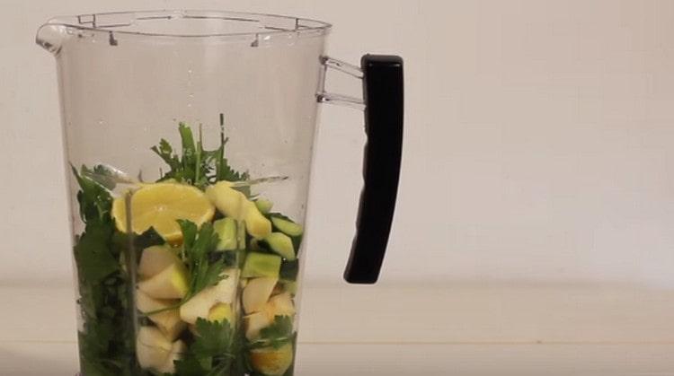 de asemenea, puneți lămâie și ghimbir într-un blender.