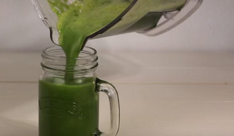 Turnați băutura noastră într-un pahar sau o cană.