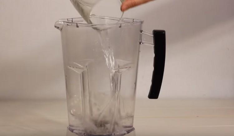 Se toarnă în apă.