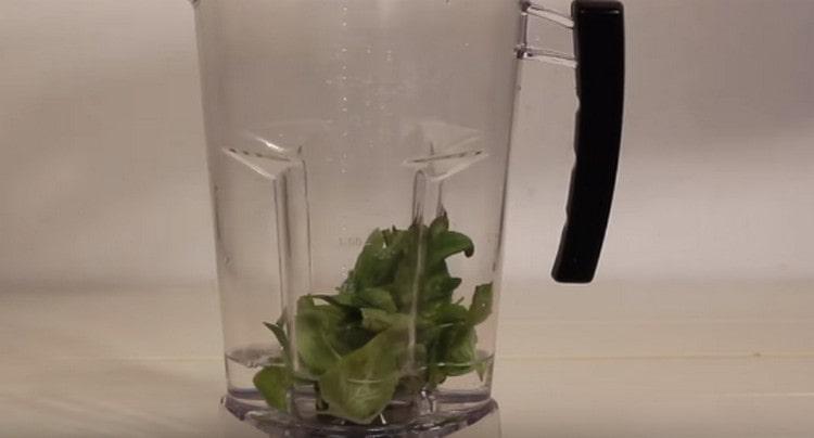 Adăugați frunze de busuioc.