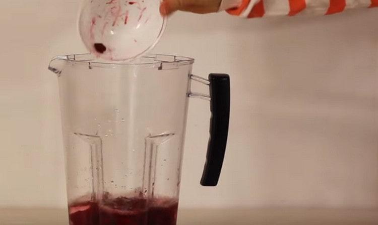 Adăugați sfecla feliată.