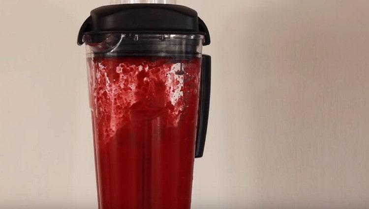 Întrerupem masa cu un blender până la neted.