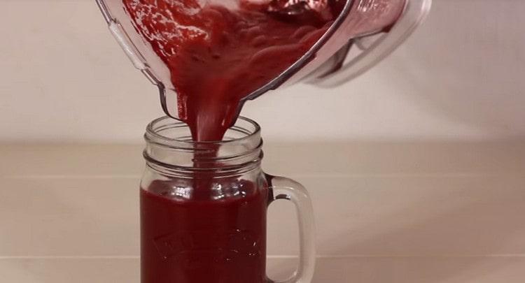 Turnați băutura într-un pahar pentru servire.