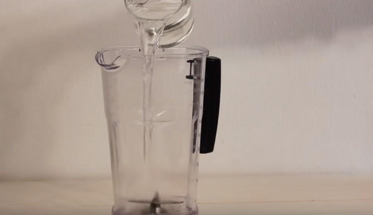 Toarna apa in vasul blenderului.