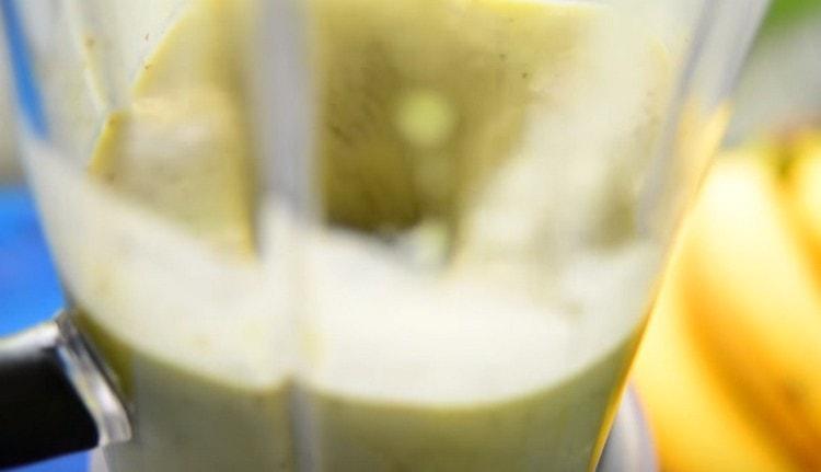 Battez le smoothie avec un mélangeur jusqu'à consistance lisse.