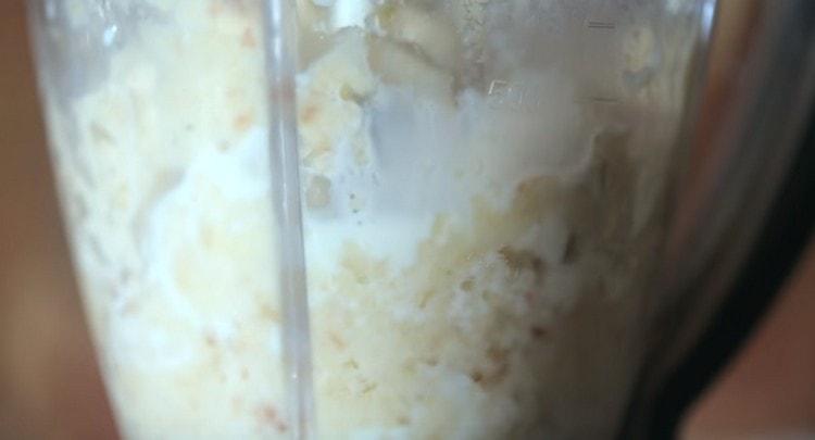 Добавете млякото в блендера и го включете отново.