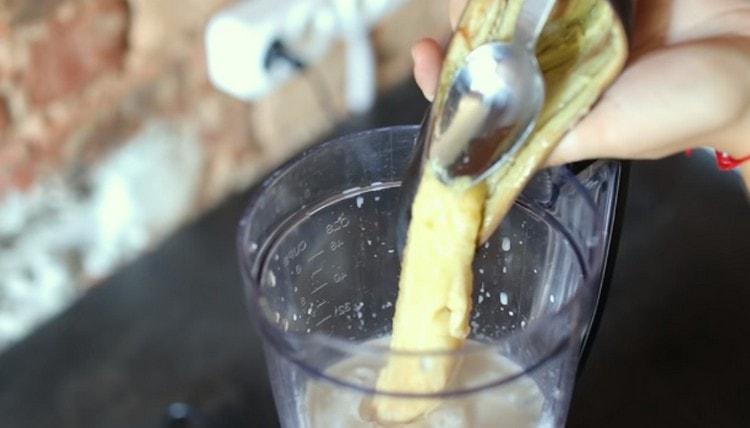 Последното нещо, което добавяме, е изпечен банан и отново прекъсваме всичко с пасатор.