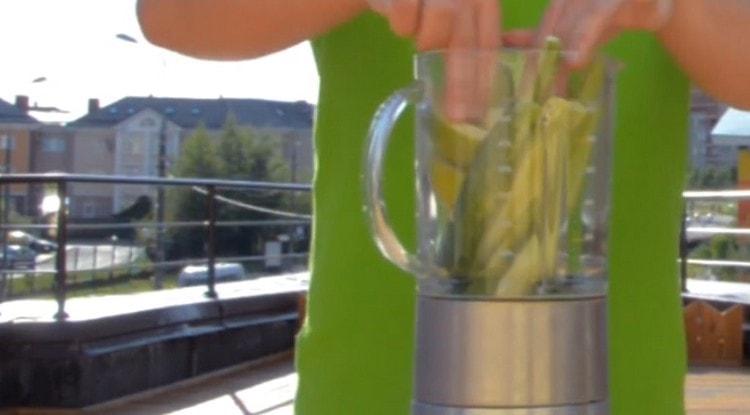 Punem toate componentele preparate în vasul blenderului.