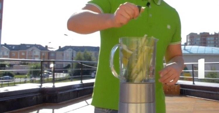 Strângeți sucul dintr-o jumătate din var direct în blender.