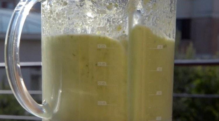 Întrerupem legumele cu un blender până se obține un cocktail neted.