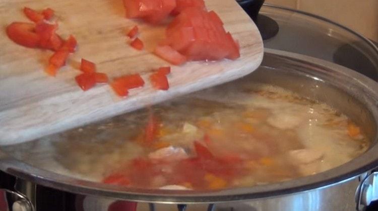 Fügen Sie gehackte Tomate hinzu.