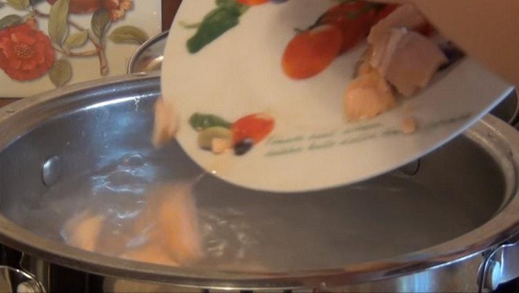 Wir schicken Fisch zu einer fast fertigen Suppe.