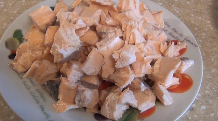 Teilen Sie den Fisch in Stücke, entfernen Sie die Knochen.