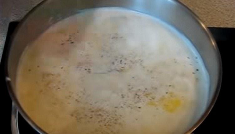 Agregue sal y pimienta al gusto.