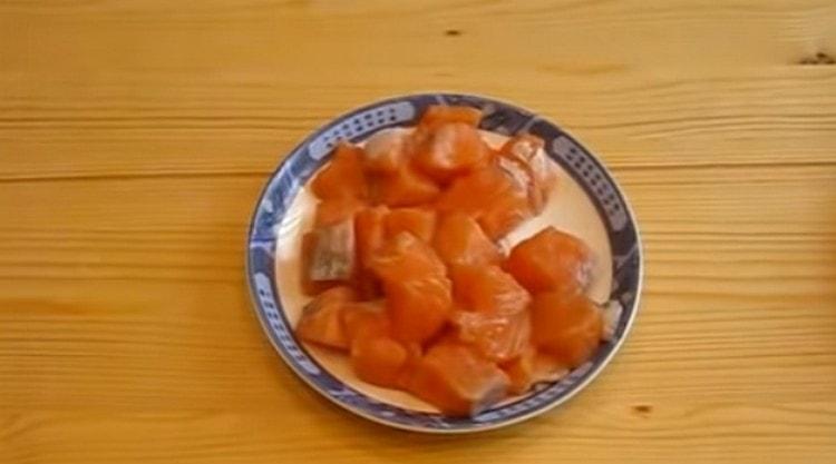 Cortar el pescado rojo en trozos.