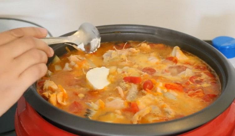 Soupe au saumon préparée selon cette recette. à la fin, vous pouvez ajouter de la crème épaisse ou de la crème sure.