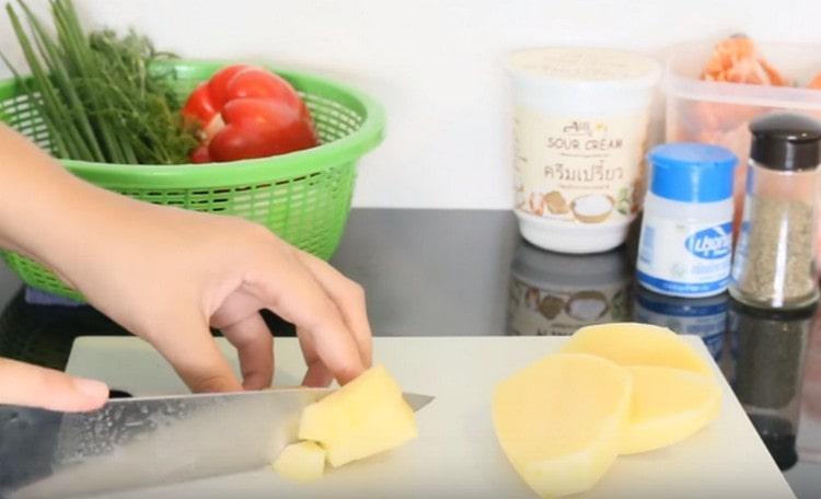 Couper les pommes de terre en morceaux.