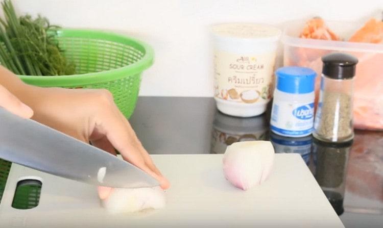 Couper l'oignon en demi-anneaux.