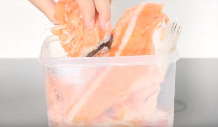 Nous divisons le poisson en portions.