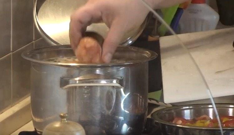 Punem pește în ciorbă.