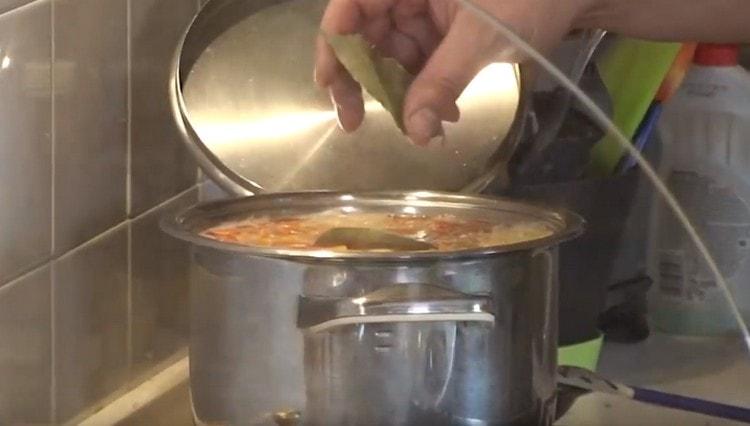 Adăugați frunza de dafin.