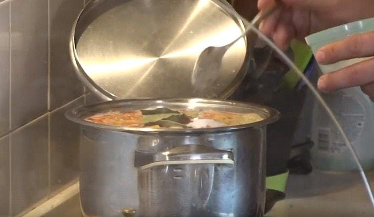 Sare și piper vasul după gust.