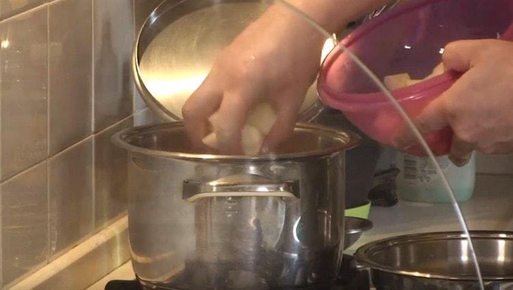 Cartofii sunt, de asemenea, trimiși în ciorbă.