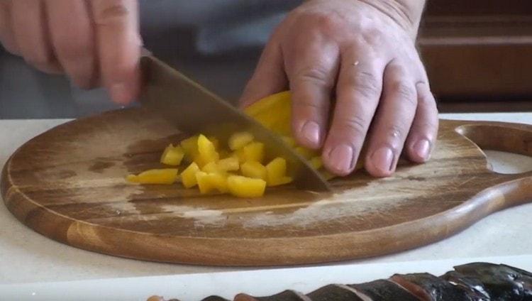 Tăiați ardeiul gras.