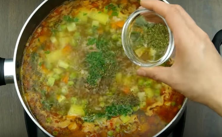 Ajoutez du sel et des épices, fermez le plat après quelques minutes.