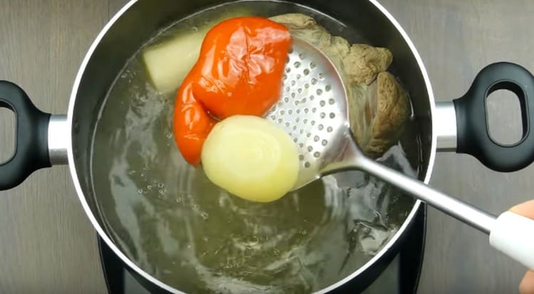 Lorsque la viande est prête, nous la récupérons, ainsi que des légumes du bouillon.