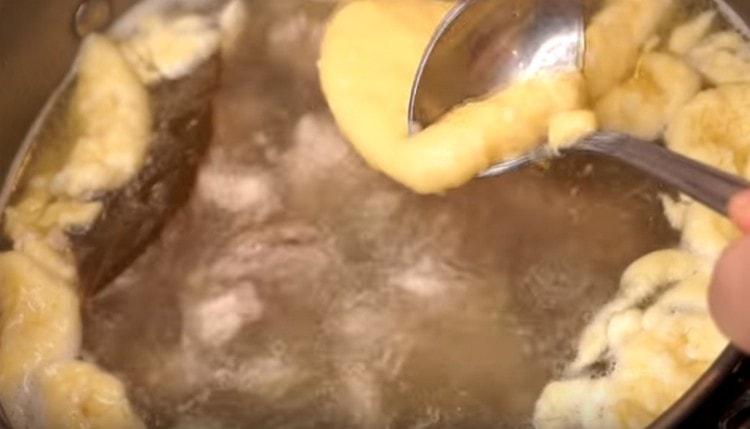 Těsto sbíráme v jedné lžičce a druhé, namočené ve vodě, posíláme po malých dávkách na polévku.