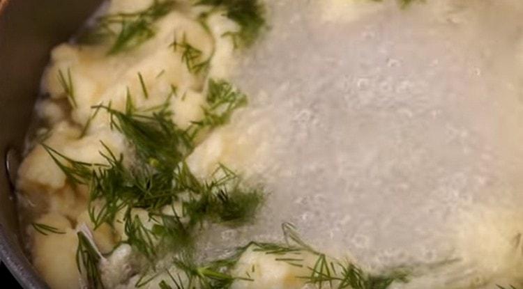 Přidejte do připravené polévky jemně nakrájenou zeleninu.