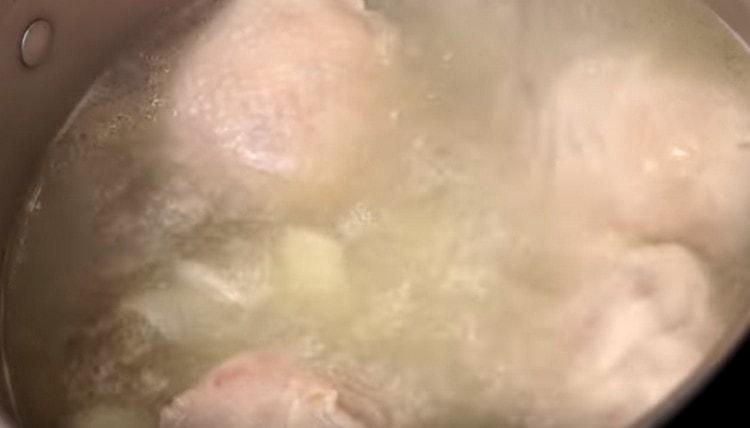 Vaříme vývar, v případě potřeby přidáme vodu, pokud silně vaří.