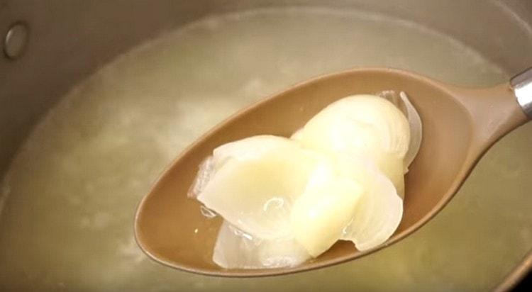 Z hotového vývaru odstraníme bobkový list a cibuli.