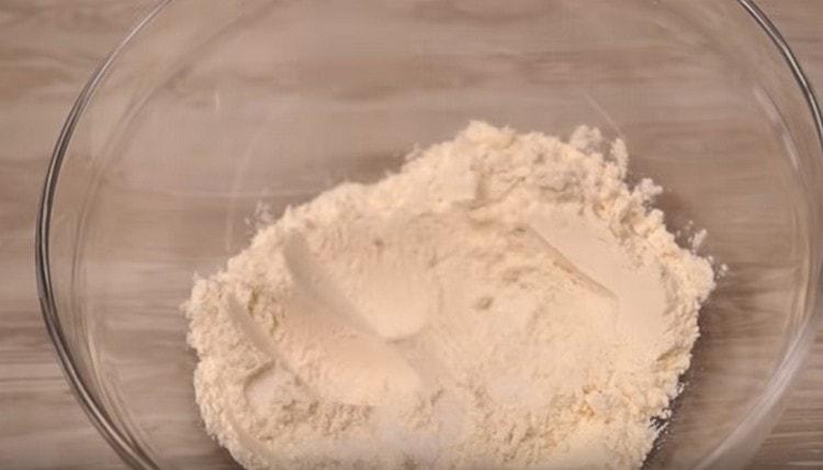 V misce smíchejte mouku se špetkou soli.