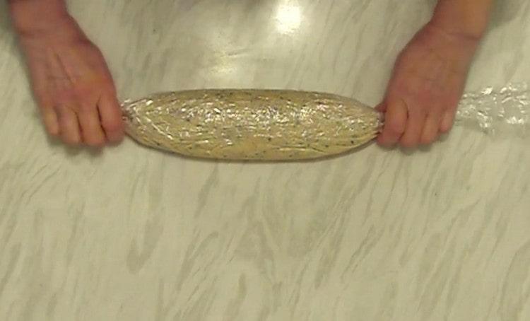 Înfășurați fileul într-un film sub formă de bomboane.