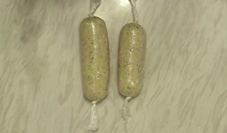 Formăm a doua jumătate în același mod într-un cârnat.