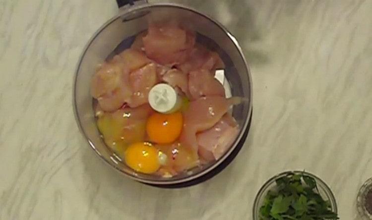 Adăugați două ouă în file.